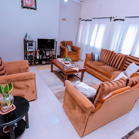 Faraja Homestay- Seamless Comfort In The Heart Of The City - Free Wifi, Warm Hospitality, And Local Delights Await Moshi Eksteriør bilde